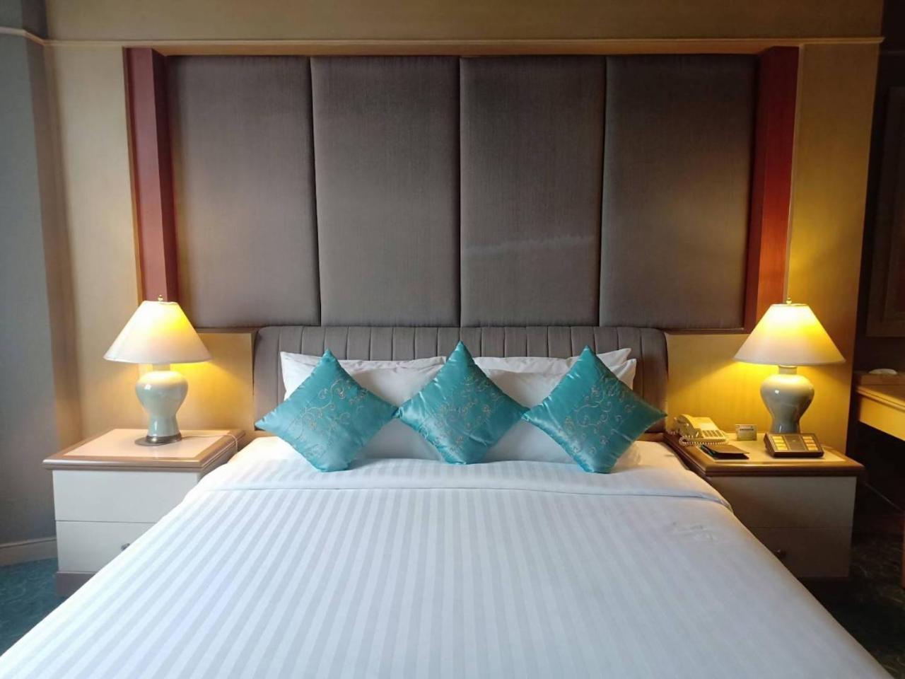 The Maruay Garden Hotel Bangkok Exterior foto